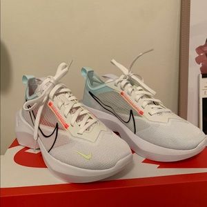 NIKE WOMENS SIZE 7
